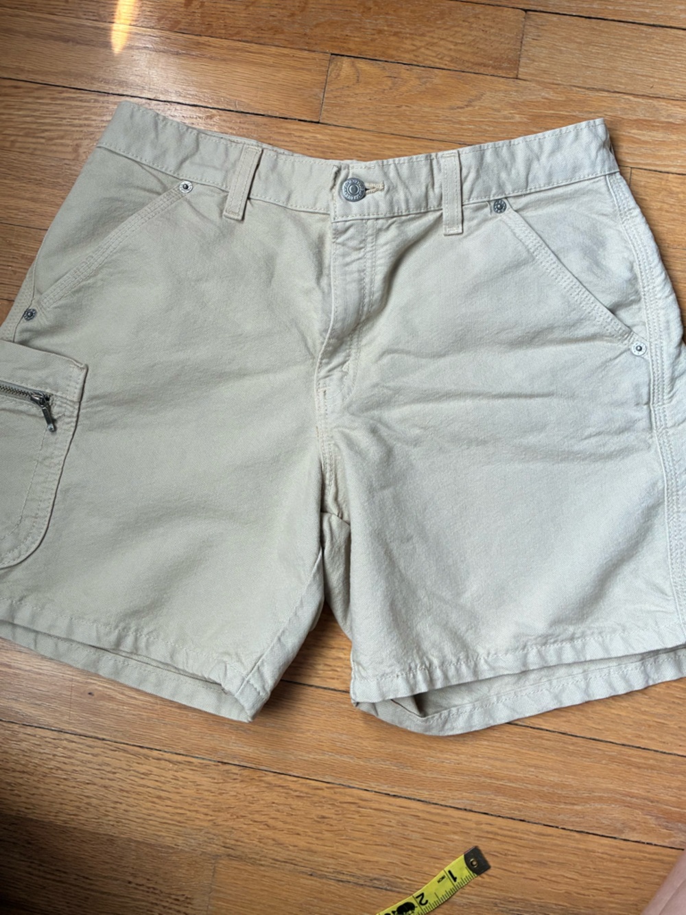 Levi’s -Y2K tan cargo women’s shorts